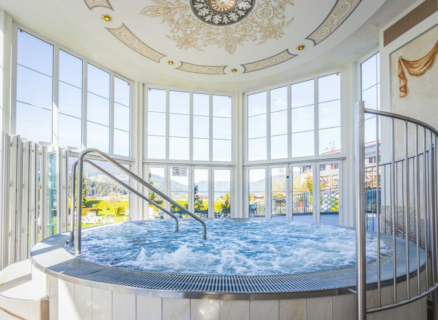 Panorama whirlpool with a view of Salzburg's mountain landscape