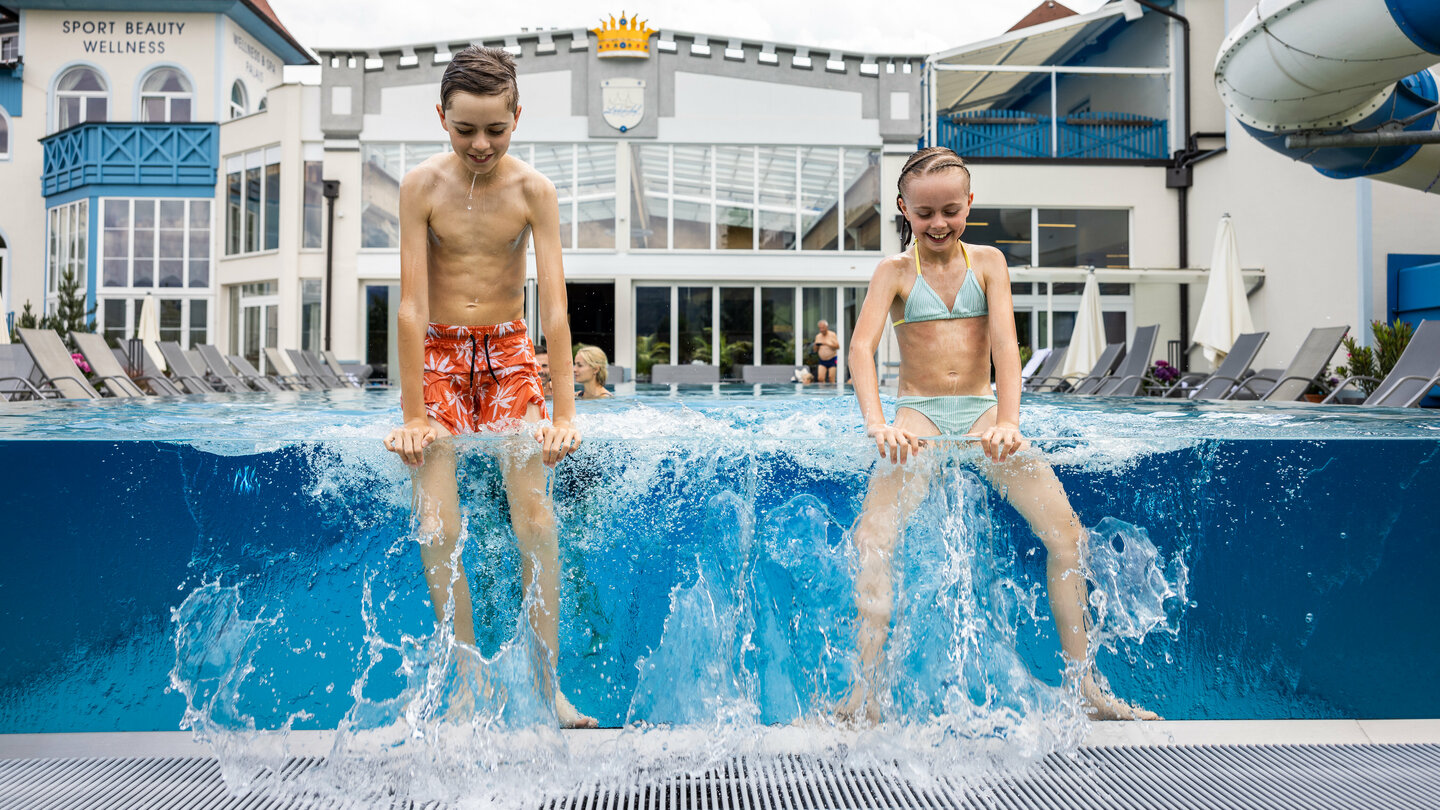 Pool mit Kids im Familienhotel Lacknerhof