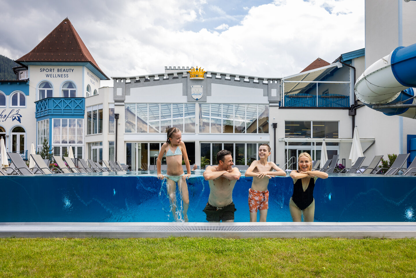 Outdoorpool im Familienhotel Lacknerhof