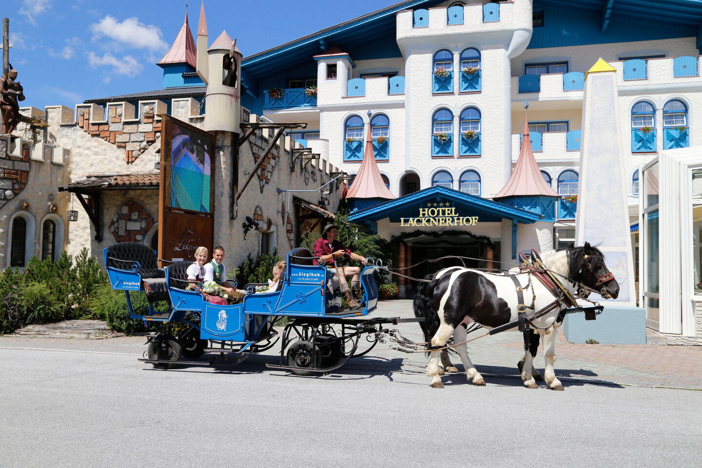 Hochzeitskutsche beim Hotel Lacknerhof